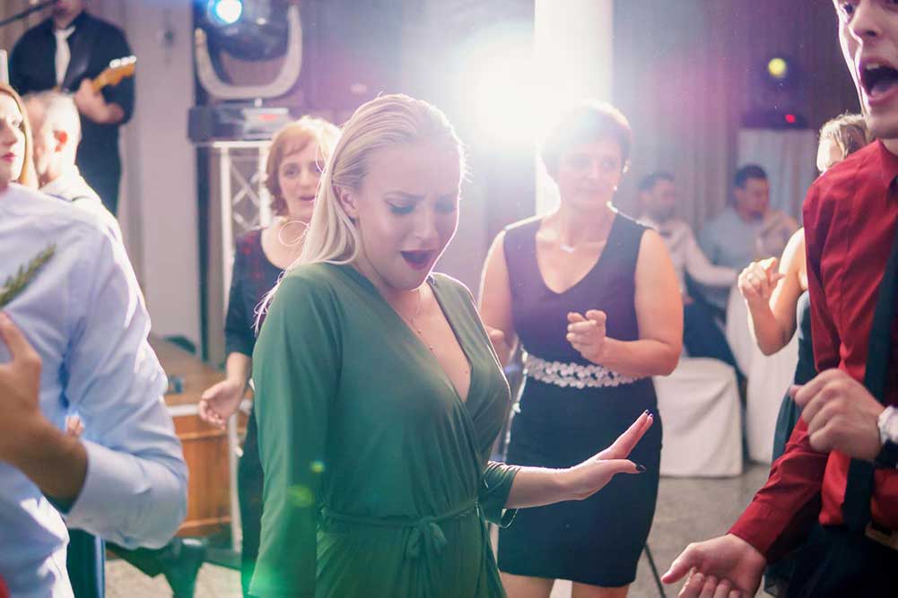 Gosti plešu u sali - Fotografiranje vjenčanja