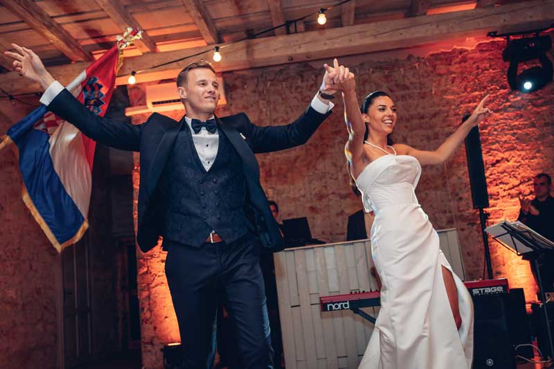 fotograf za vjenčanja zagreb - Kuglana ulazak mladenaca u salu