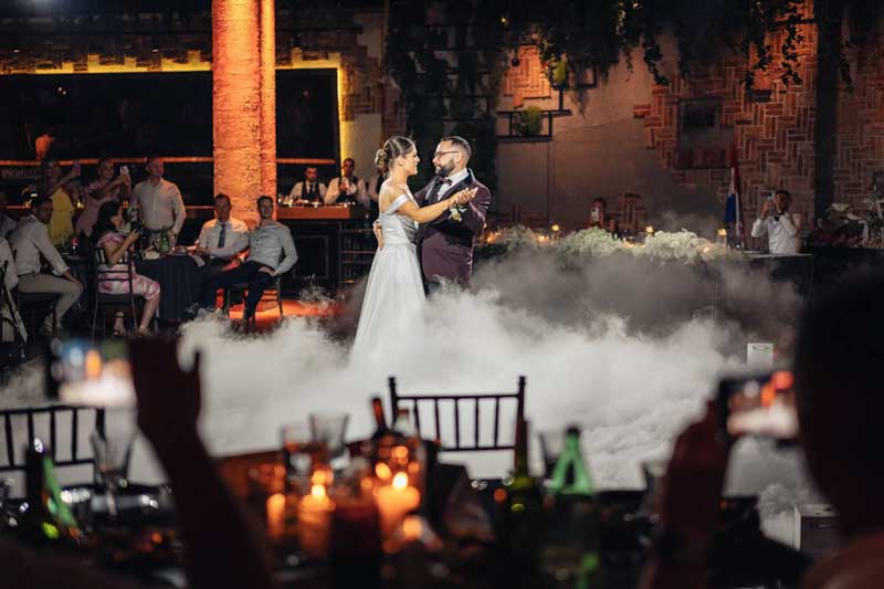 fotografiranje vjenčanja zagreb - bacanje buketa sala The Loft