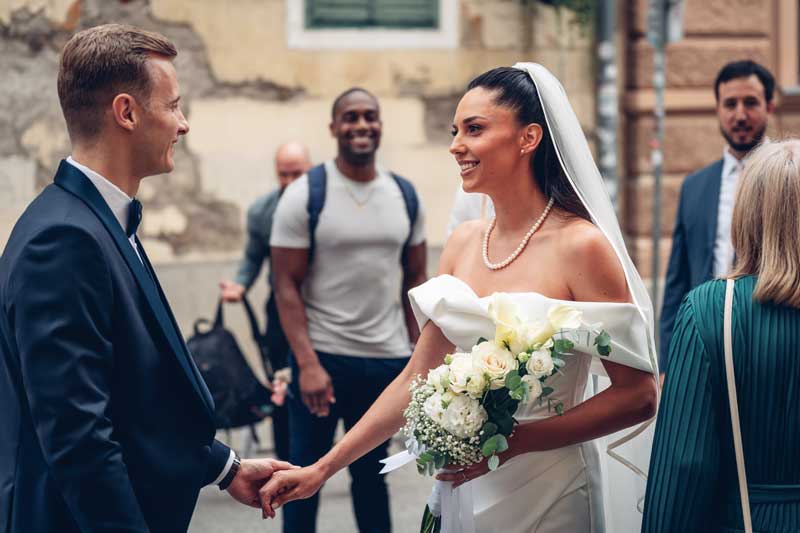 fotografiranje vjenčanja zzagreb - mladenci se drže za ruke