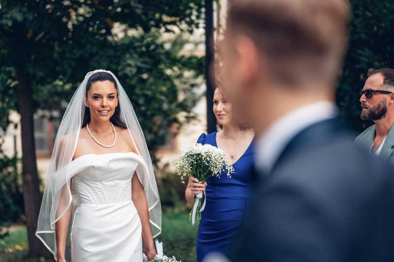 fotografiranje vjenčanja zzagreb - mladenka gleda u mladenca