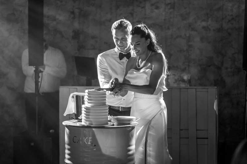 Vjenčana fotografija - fotograf za vjenčanja - mladenci režu tortu