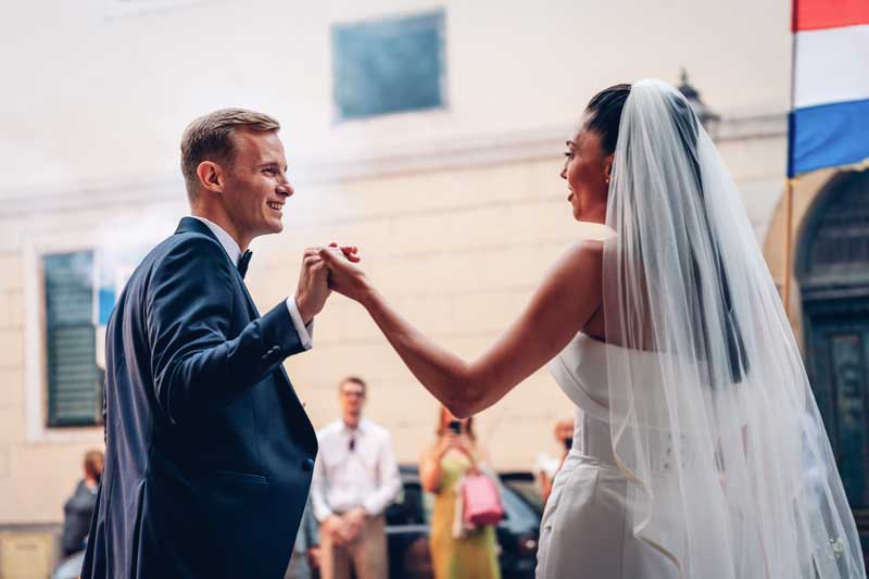 fotografiranje vjenčanja zagreb - mlaednci na zlasku iz gradske vijećnice